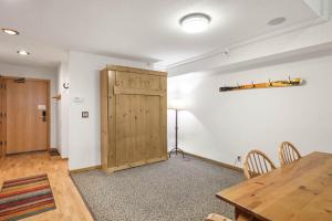 Palisades Tahoe Lodge Rentals Studio Loft #306