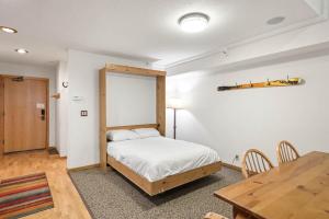 Palisades Tahoe Lodge Rentals Studio Loft #306