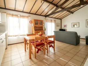 Holiday Home zeewind by Interhome