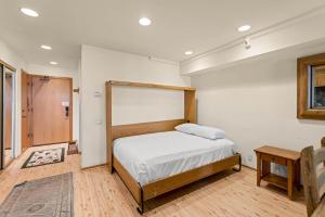 Palisades Tahoe Lodge Rentals Studio Loft #315