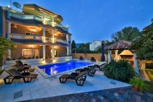 SUMAN APARTMENT WITH SHARED SWIMMING POOL, 120m FROM THE BEACH - Kaštel Štafilić