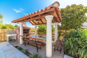 SUMAN APARTMENT WITH SHARED SWIMMING POOL, 120m FROM THE BEACH