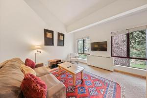 Palisades Tahoe Lodge Rentals Studio Loft #345