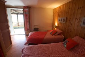 B&B / Chambres d'hotes Le Chalet Viso Auberge gite : Chambre Familiale avec Salle de Bains