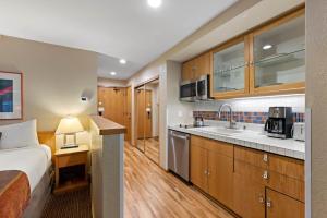 Palisades Tahoe Lodge Rentals Studio Loft #334