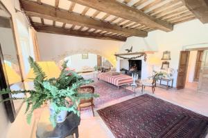 Adam House, exclusive Pool, outstanding views, vast garden, aircon, sleeps 8