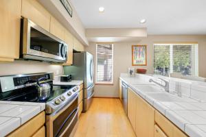 Palisades Tahoe Lodge Rentals Two Bedroom #512