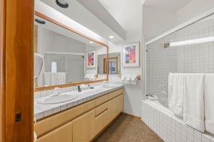 Palisades Tahoe Lodge Rentals Two Bedroom #422