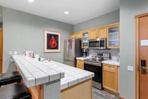 Palisades Tahoe Lodge Rentals Two Bedroom #712
