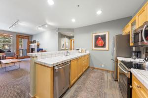 Palisades Tahoe Lodge Rentals Two Bedroom #712