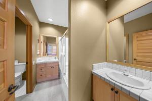 Palisades Tahoe Lodge Rentals Two Bedroom #804