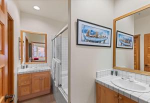 Palisades Tahoe Lodge Rentals Two Bedroom #800