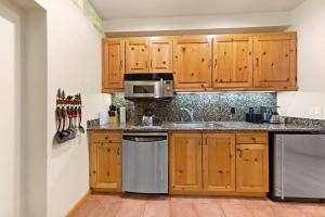 Palisades Tahoe Lodge Rentals Premium Studio #243