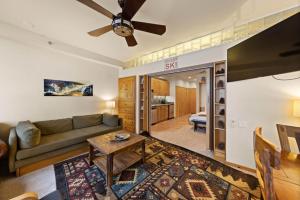 Palisades Tahoe Lodge Rentals Premium Studio #243