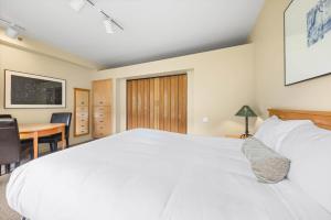 Palisades Tahoe Lodge Rentals Studio #155