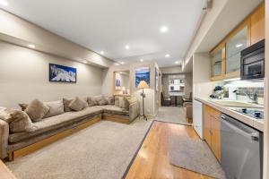 Palisades Tahoe Lodge Rentals Studio #211