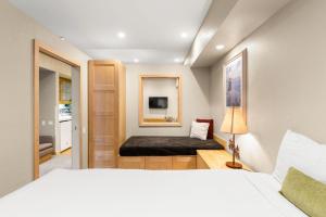 Palisades Tahoe Lodge Rentals Studio #211