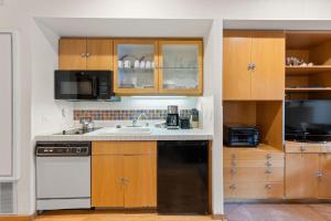 Palisades Tahoe Lodge Rentals Studio #232