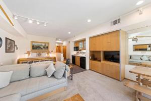 Palisades Tahoe Lodge Rentals Studio #214