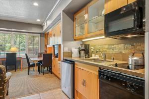 Palisades Tahoe Lodge Rentals Studio #225