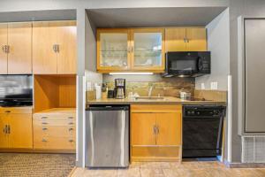 Palisades Tahoe Lodge Rentals Studio #225