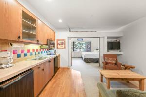 Palisades Tahoe Lodge Rentals Studio #248
