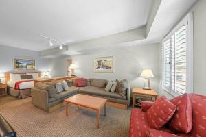 Palisades Tahoe Lodge Rentals Studio #238