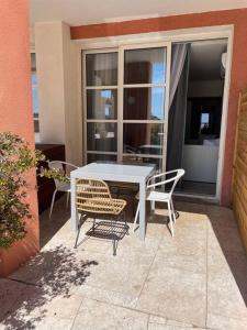 CAP ESTEREL, T2 VUE MER 4 couchages adapté PMR