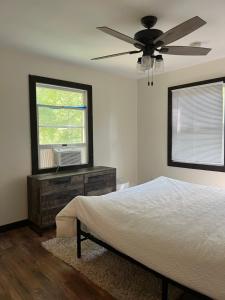 The Flying Dutchman Cottage in amenities filled Masthope community Ski Big Bear