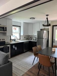 The Flying Dutchman Cottage in amenities filled Masthope community Ski Big Bear