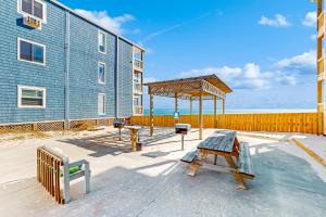 Cheerful beachfront condo with balcony, tennis court, & WD - snowbird-friendly