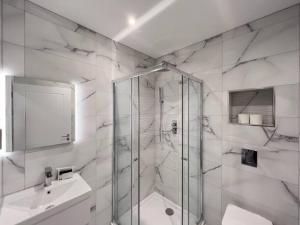 Chic 2 Bed Flat - Balcony - Allocated Parking