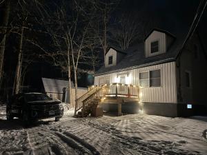 The Flying Dutchman Cottage in amenities filled Masthope community Ski Big Bear