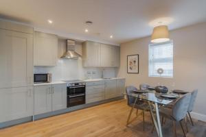 Stylish 2 Bed 2 Bath Apartment - Allocated Parking