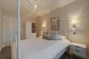 Stylish 2 Bed 2 Bath Apartment - Allocated Parking