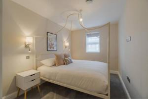 Stylish 2 Bed 2 Bath Apartment - Allocated Parking