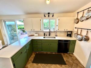 Spacious Retreat w Hot Tub. Perfect for Families