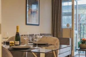 Modern 2 Bed Apartment - Allocated Parking - By Tempstay