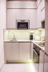 Elegant One-Bedroom! Kensington Flat with Patio