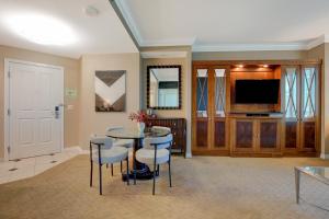MGM Finest 1BD 2BTH with Balcony Free access to Lazy River Pool