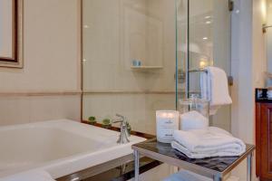 MGM Finest 1BD 2BTH with Balcony Free access to Lazy River Pool