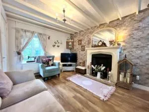 Wisteria Cottage an authentic and enchanting 2 bedroom cottage experience - Hirwaun