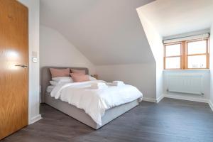 The Loft - Spacious Luxury 2 bed 2 bath with FREE Secure Parking and tube close by