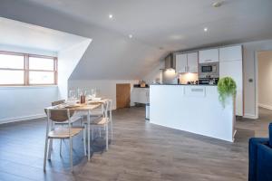The Loft - Spacious Luxury 2 bed 2 bath with FREE Secure Parking and tube close by