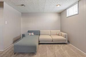 Elm. Peaceful pet friendly home. No pet fee!