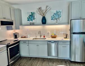 The Hive 102 King with Balcony Pet Friendly