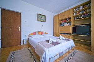 Apartments by the sea Postira, Brac - 22195