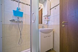 Apartments by the sea Postira, Brac - 22195