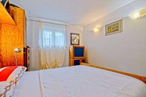 Apartments by the sea Postira, Brac - 22198