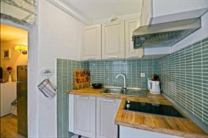 Apartments by the sea Postira, Brac - 22198